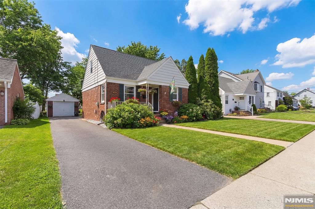 Photo of 47 Peek Street, Rochelle Park, NJ 07662 (MLS # 26008975)