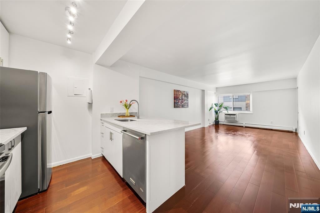 333 Grand Avenue 2M