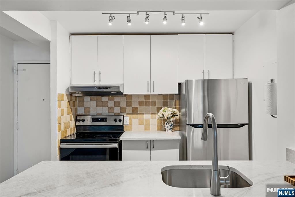 333 Grand Avenue 2M