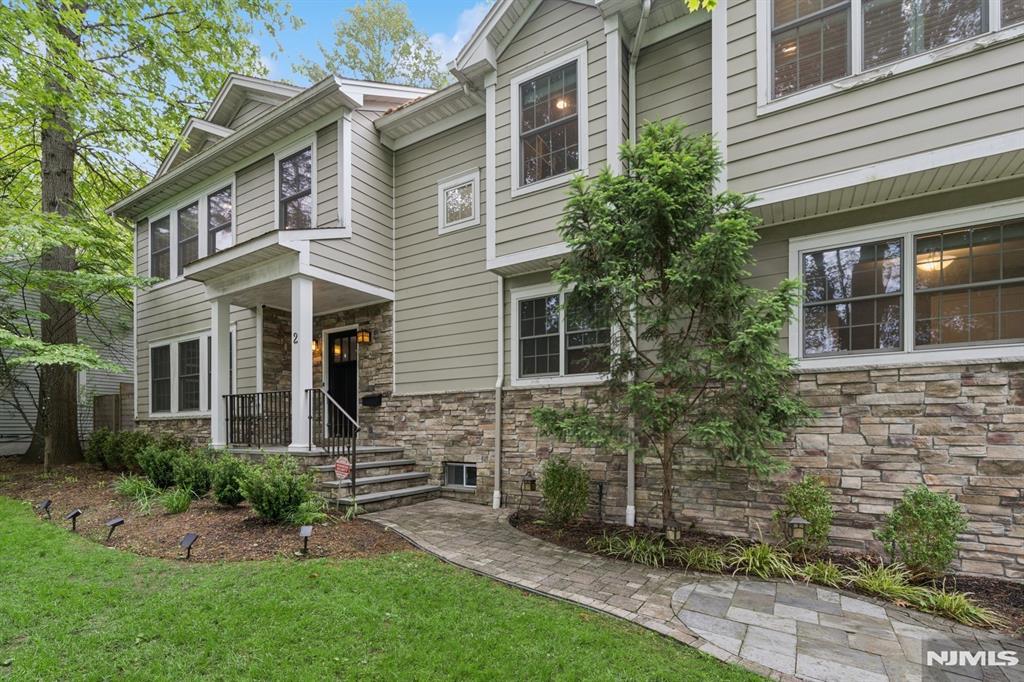 2 Valley Place, Tenafly, New Jersey - 6 Bedrooms  
5 Bathrooms  
11 Rooms - 