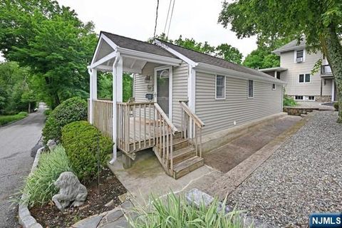 Photo of 211 Godwin, Wyckoff, NJ 07481 (MLS # 25032881)