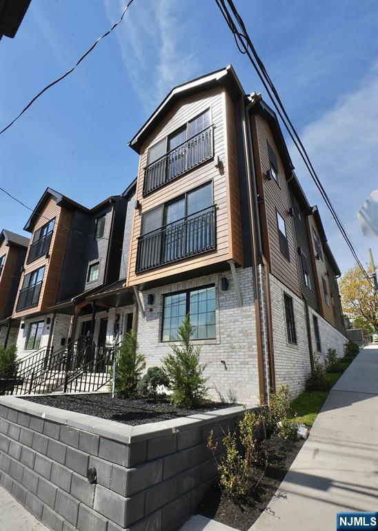 Property for Sale at 71 Stuyvesant Avenue, Newark, New Jersey - Bedrooms: 6 
Bathrooms: 5 
Rooms: 11  - $939,900