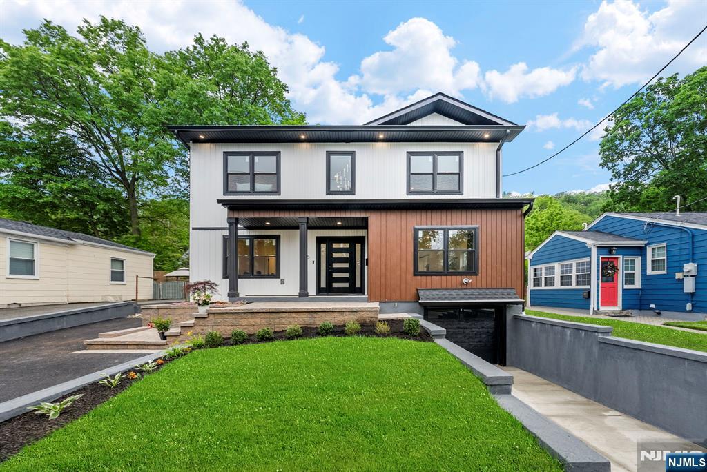 5 Mandeville Avenue, Clifton, New Jersey - 5 Bedrooms  
4 Bathrooms  
8 Rooms - 