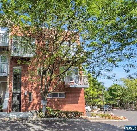 Photo of 11 Vela Way, Edgewater, NJ 07020 (MLS # 25032718)