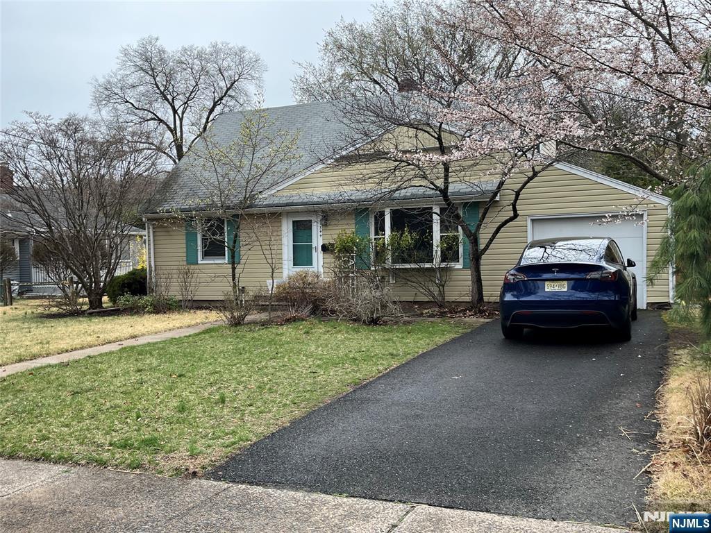 544 Barnett Place, Ridgewood, New Jersey - 4 Bedrooms  
2 Bathrooms  
7 Rooms - 