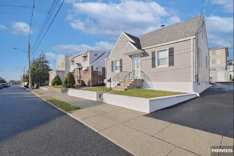 207 Lafayette Avenue