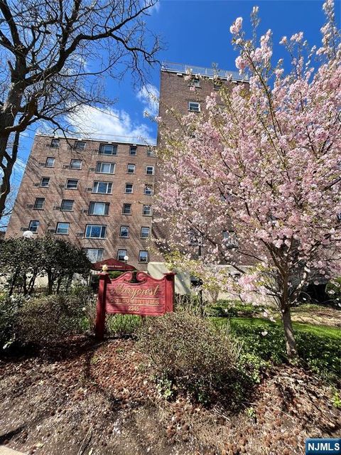 Photo of 2345 Linwood Ave #5F, Fort Lee, NJ 07024 (MLS # 26005891)