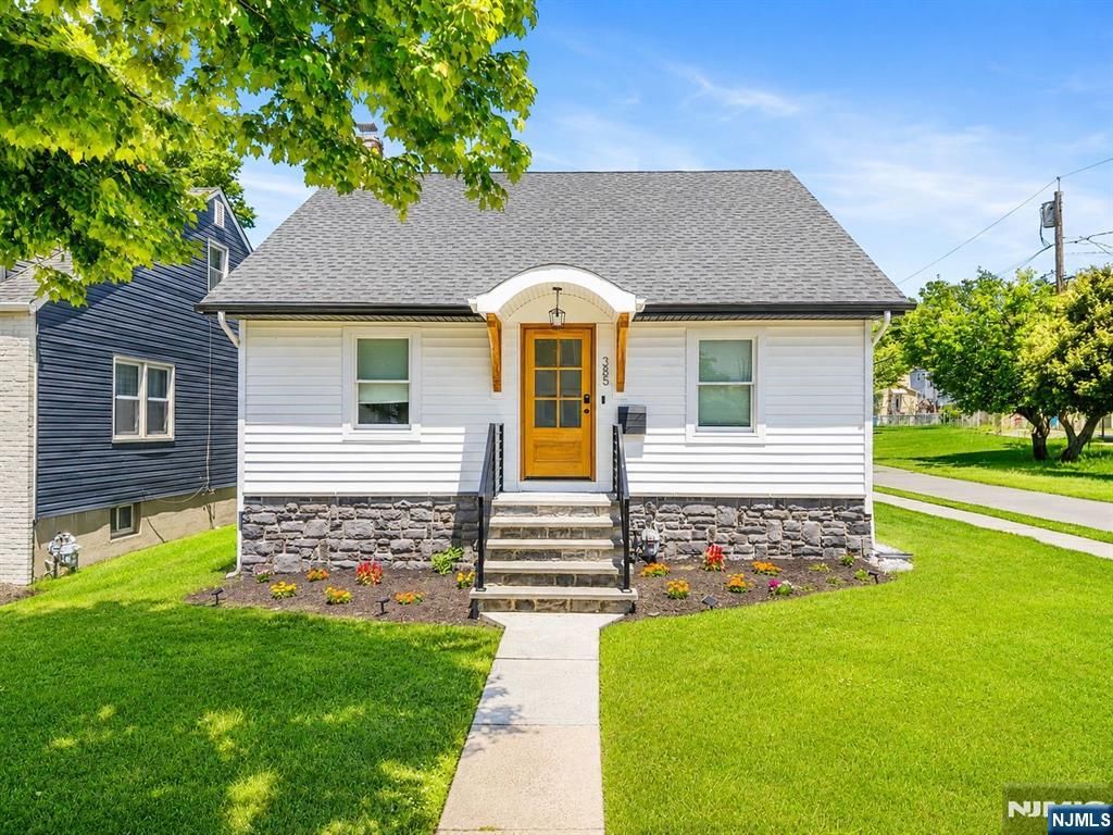 Photo of 385 Copeland Avenue, Lyndhurst, NJ 07071 (MLS # 26018463)