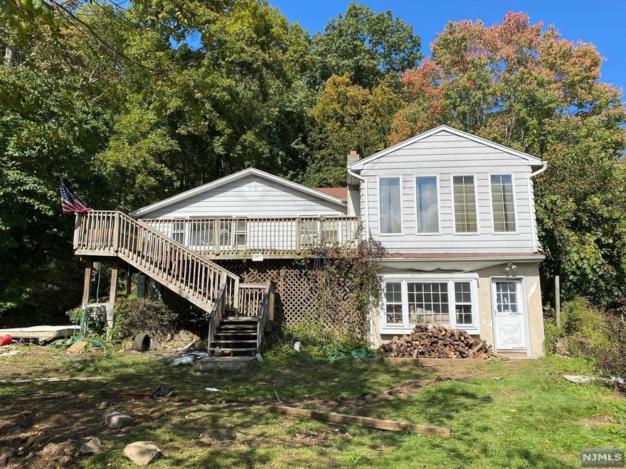 CALLING ALL INVESTORS. Lakefront property with docking to the lake. Cash only buyers. Buyer take care of c/o. Sold as is.