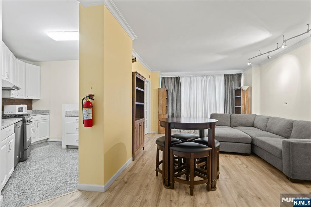 7004 Boulevard East 6A