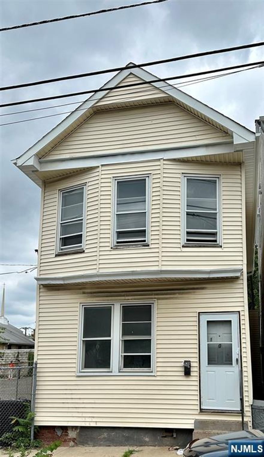 ATTENTION ALL INVESTORS!! CASH OFFERS or PRIVATE INVESTORS One family house selling in AS-IS CONDITION.. 6 rooms total. 3 Bedrooms, Living Room, , Kitchen and 1 Bath. . Buyer responsible for all inspections & CO's