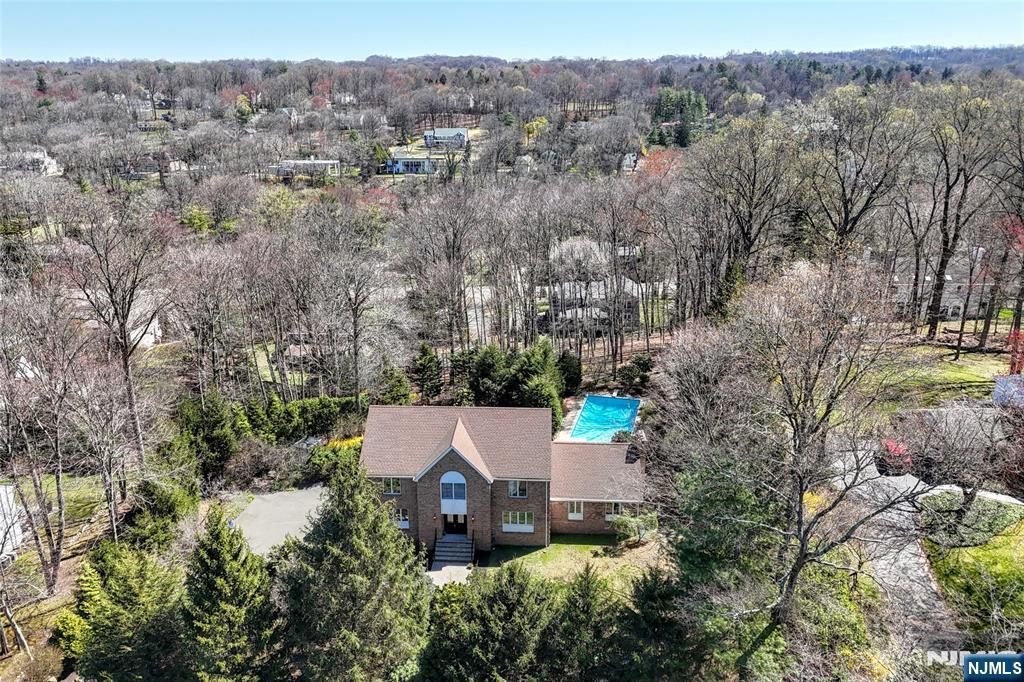Photo of 10 Knollwood Road, Upper Saddle River, NJ 07458 (MLS # 26011288)
