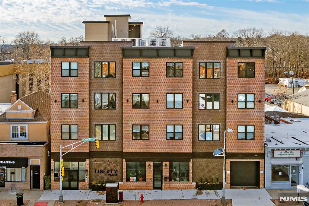 660 Bloomfield Avenue 305
