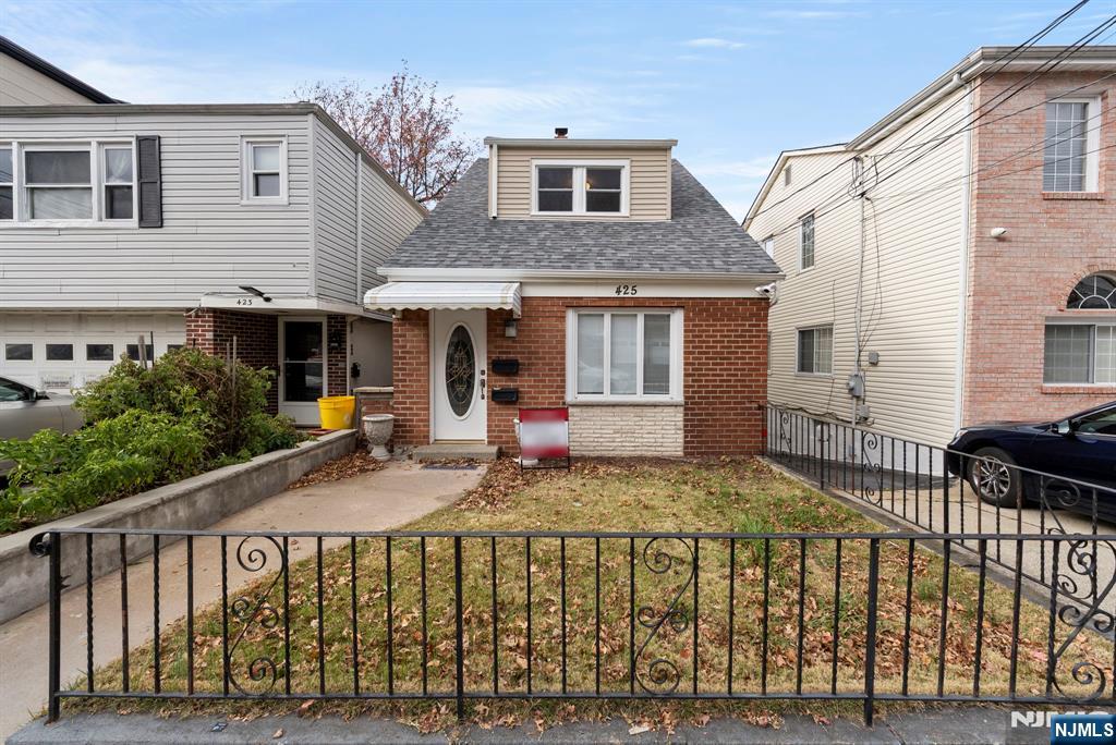 Main image without alt text