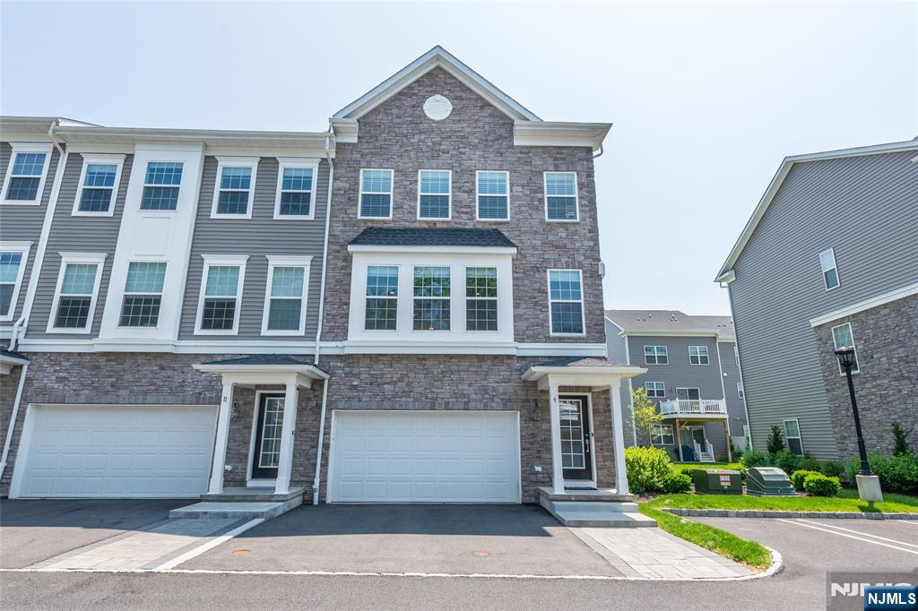 9 Mccluskey Place 1901, Morris Plains Boroug, New Jersey - 3 Bedrooms  
4 Bathrooms - 