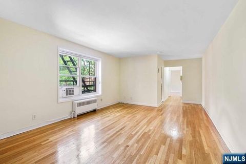 Photo of 2320 Linwood #3F, Fort Lee, NJ 07024 (MLS # 26027694)