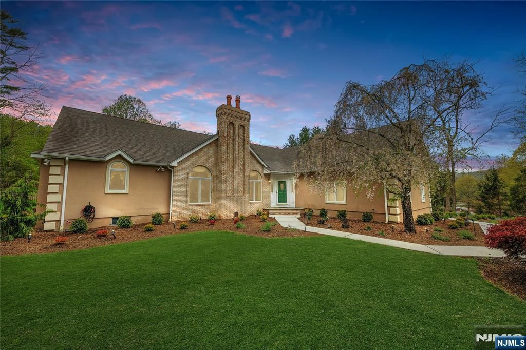 Photo of 2 Crocker Mansion Drive, Mahwah, NJ 07430 (MLS # 26013257)