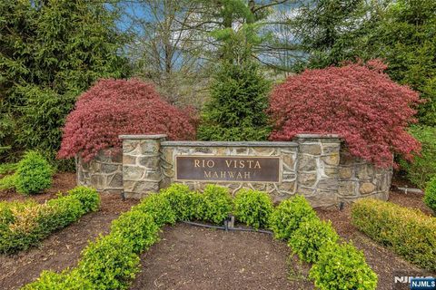 Photo of 2 Crocker Mansion Drive, Mahwah, NJ 07430 (MLS # 26013257)