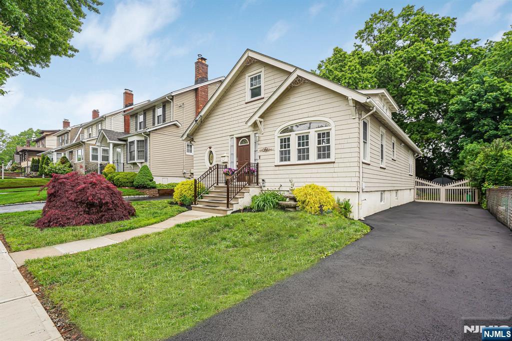 Property for Sale at 356 Chestnut Street, Nutley, New Jersey - Bedrooms: 4 
Bathrooms: 1 
Rooms: 7  - $699,000