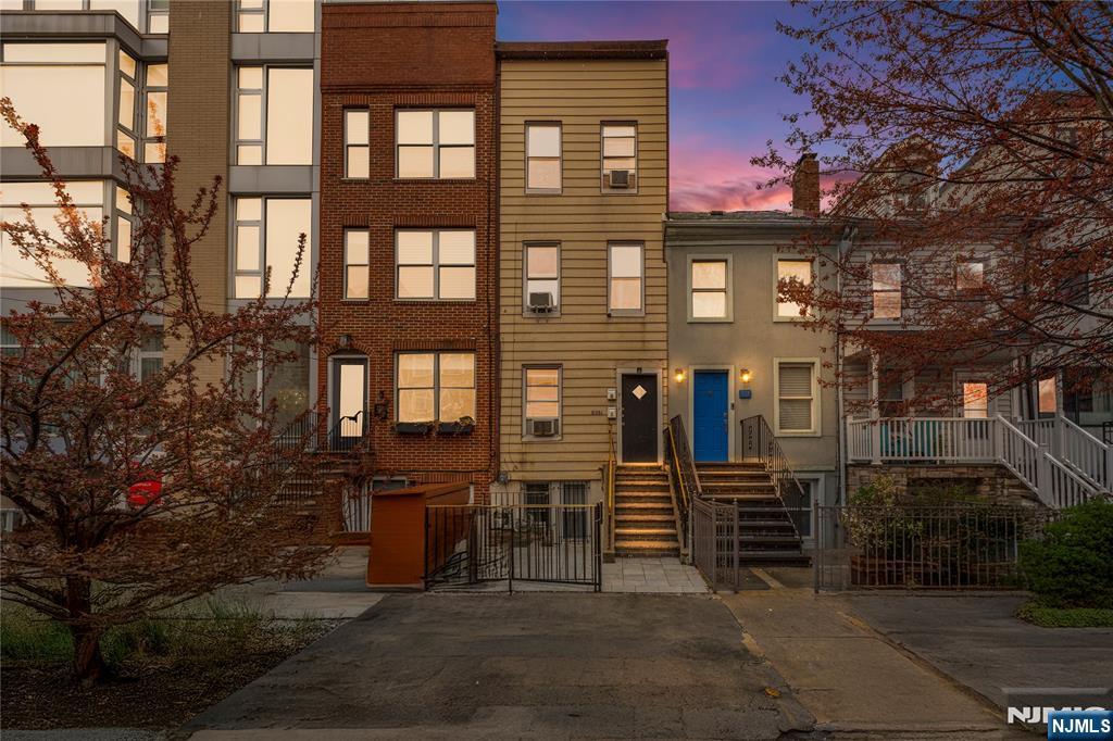 3255 4th St 2, Jersey City, New Jersey - 2 Bedrooms  
1 Bathrooms  
3 Rooms - 