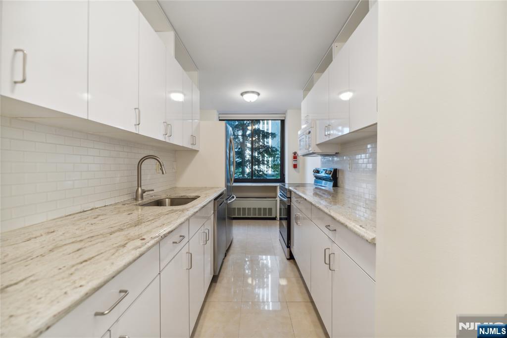 Property for Sale at 200 Winston Dr 121, Cliffside Park, New Jersey - Bedrooms: 2 
Bathrooms: 2  - $529,000