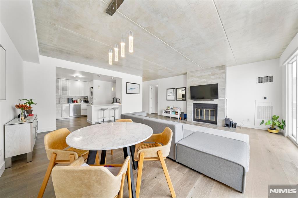 1077 River Road PH 13