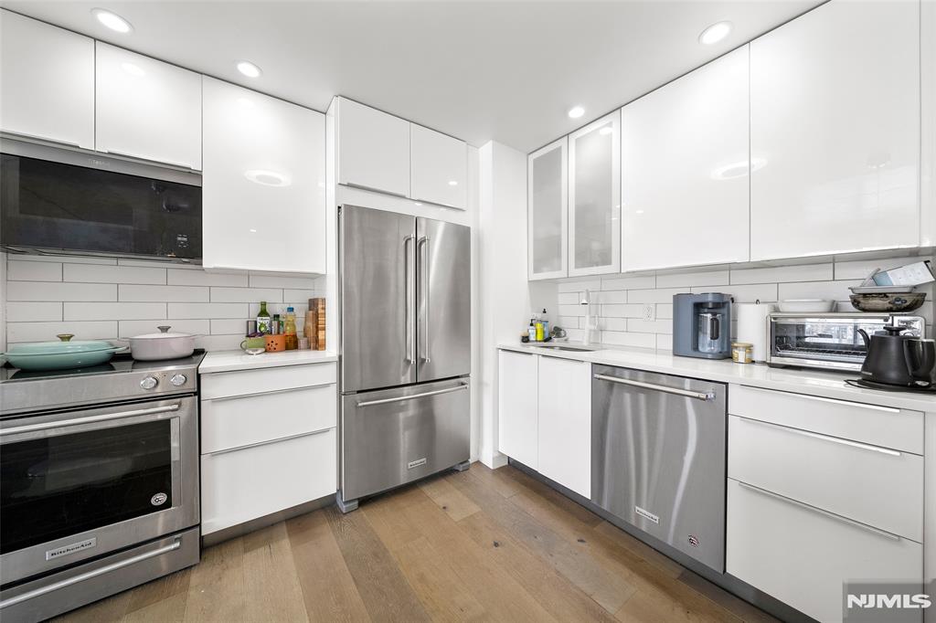 1077 River Road PH 13