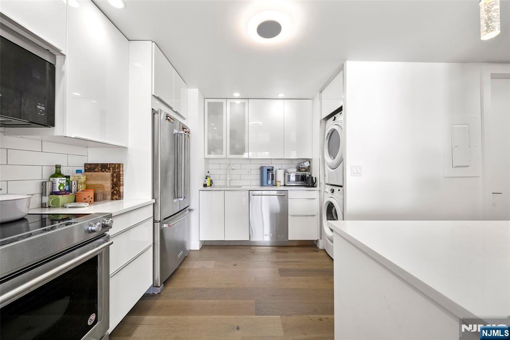 1077 River Road PH 13