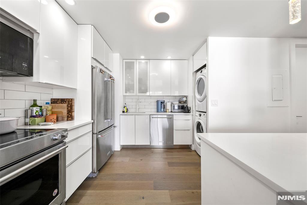 1077 River Road PH 13