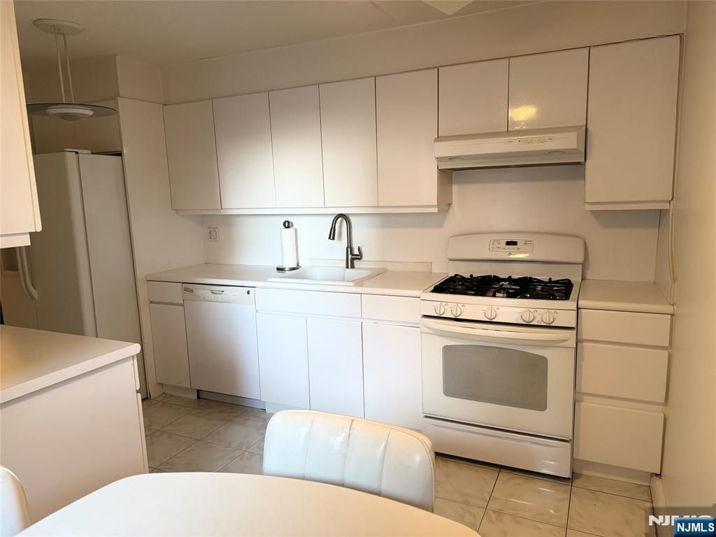 Photo of 326 Bridge Plaza #3E, Fort Lee, NJ 07024 (MLS # 25031076)