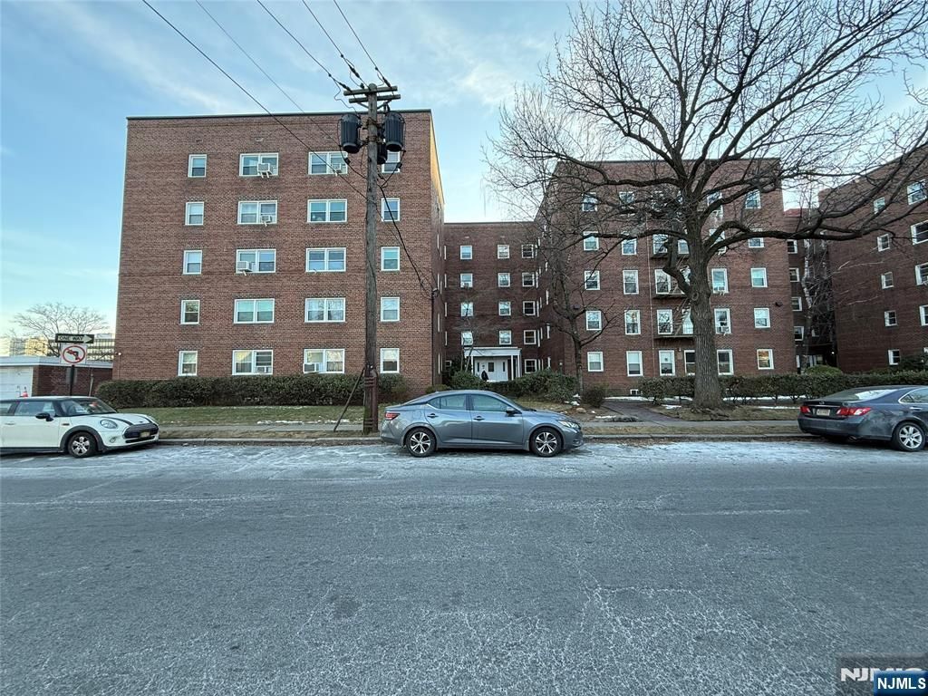 Photo of 326 Bridge Plaza #3E, Fort Lee, NJ 07024 (MLS # 25031076)