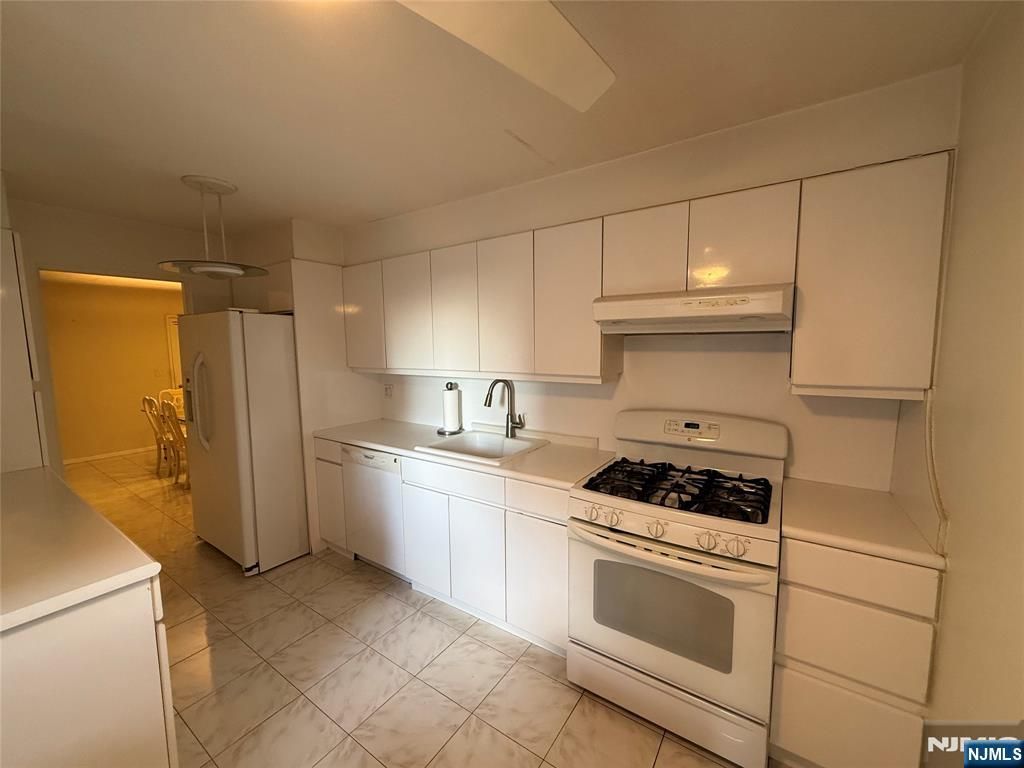 Photo of 326 Bridge Plaza #3E, Fort Lee, NJ 07024 (MLS # 25031076)