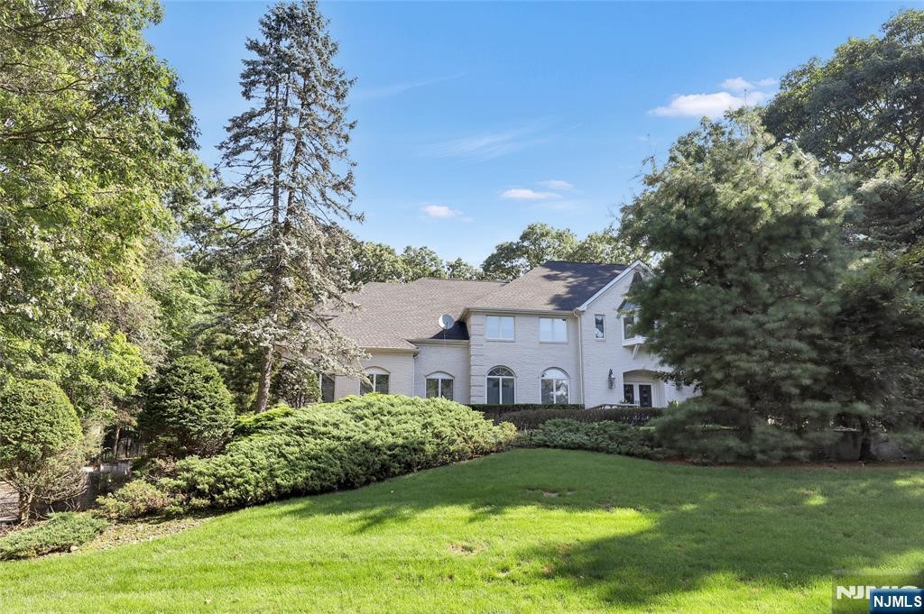 220 Hidden Pond Path, Franklin Lakes, New Jersey - 6 Bedrooms  
5.5 Bathrooms  
14 Rooms - 