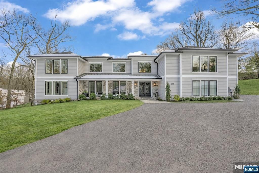 Photo of 315 Freemans Lane, Franklin Lakes, NJ 07417 (MLS # 26002092)