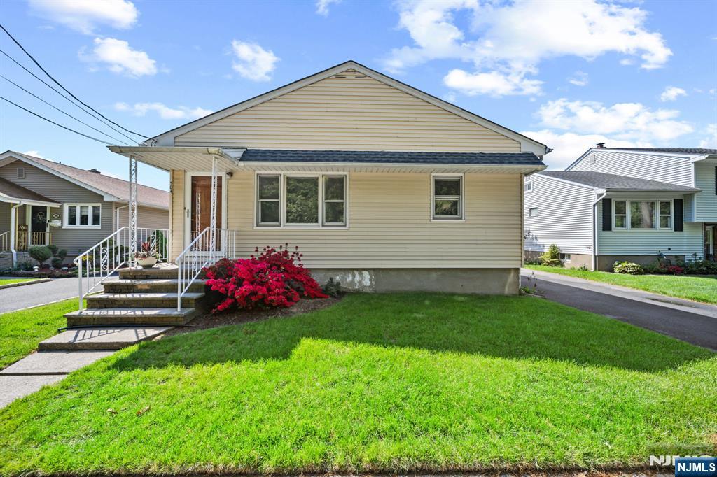 Photo of 304 Gilbert Avenue, Elmwood Park, NJ 07407 (MLS # 26016172)