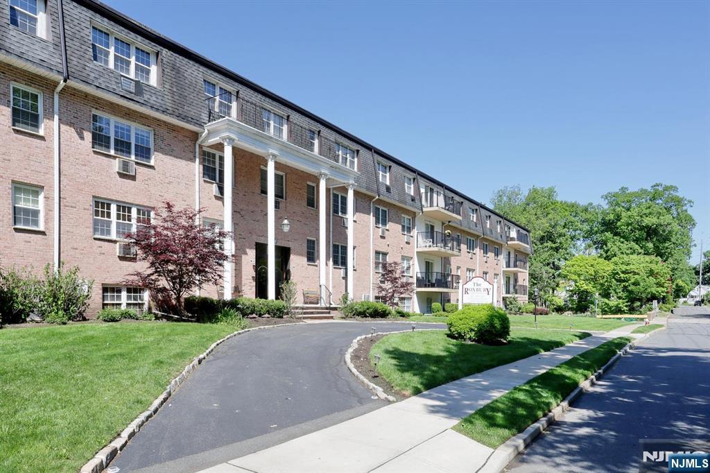 550 Fairview Avenue 302