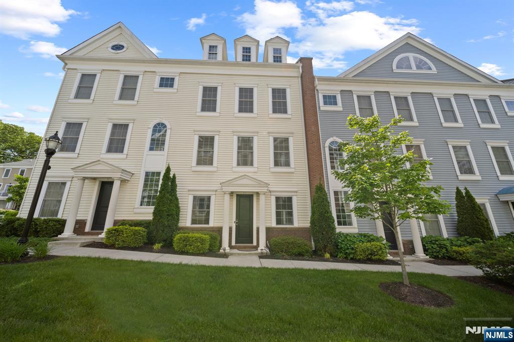 83 Roosevelt Dr, Wood Ridge, New Jersey - 3 Bedrooms  
3.5 Bathrooms  
10 Rooms - 