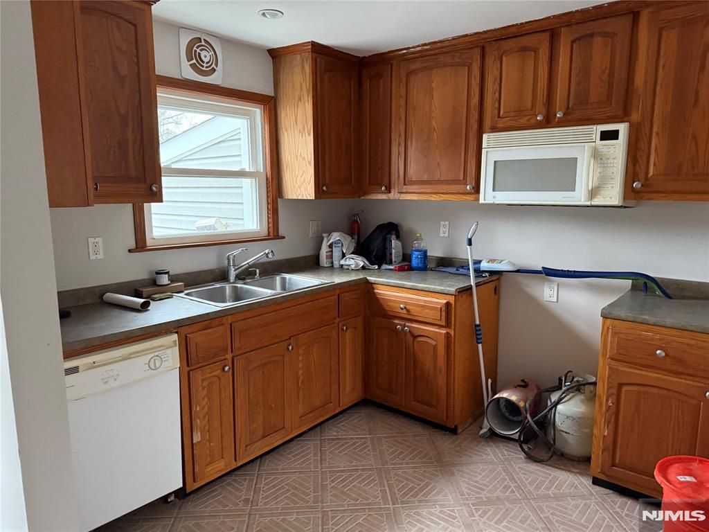 Photo of 1180 Cumbermeade Road, Fort Lee, NJ 07024 (MLS # 25041760)