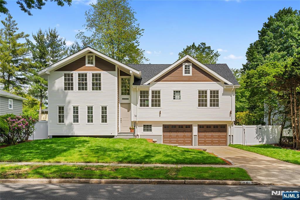 Property for Sale at 16 Coles Court, River Edge, New Jersey - Bedrooms: 5 
Bathrooms: 4 
Rooms: 11  - $1,580,000