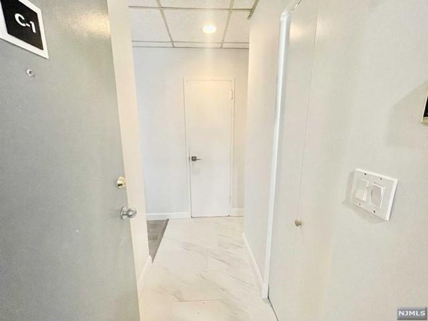 The newly renovated 1-bed unit in Hackensack features a balcony with stunning views, 1.5 baths, new stainless-steel appliances, and an in-unit washer/dryer. Freshly painted with new flooring, updated bathrooms, and proximity to restaurants, shopping, major highways, public transport, and Hackensack Medical Center.