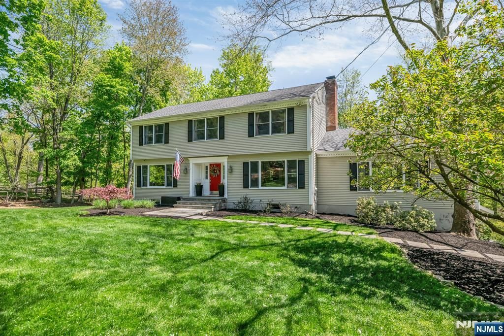 Photo of 558 W Saddle River Road, Upper Saddle River, NJ 07458 (MLS # 26015212)