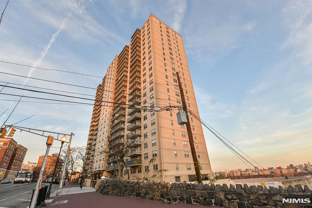 Photo of 6600 Boulevard East #22J, West New York, NJ 07093 (MLS # 25026107)