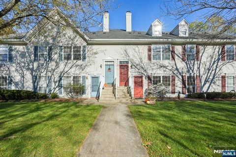 Photo of 1003 Cumberland Ct, Mahwah, NJ 07430 (MLS # 26013538)