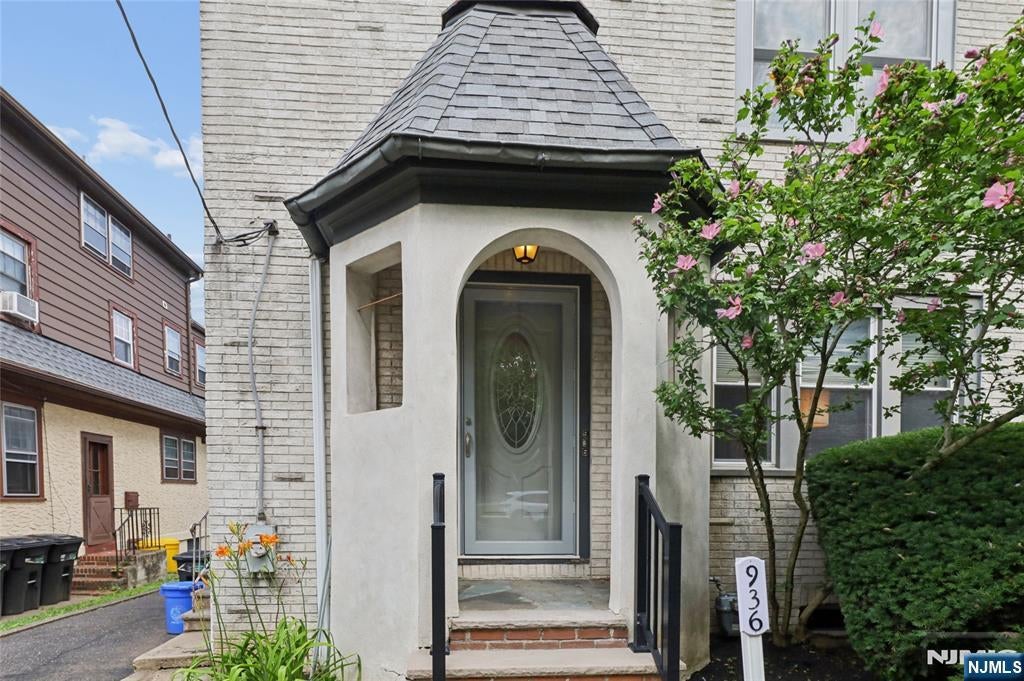 936 Red Road