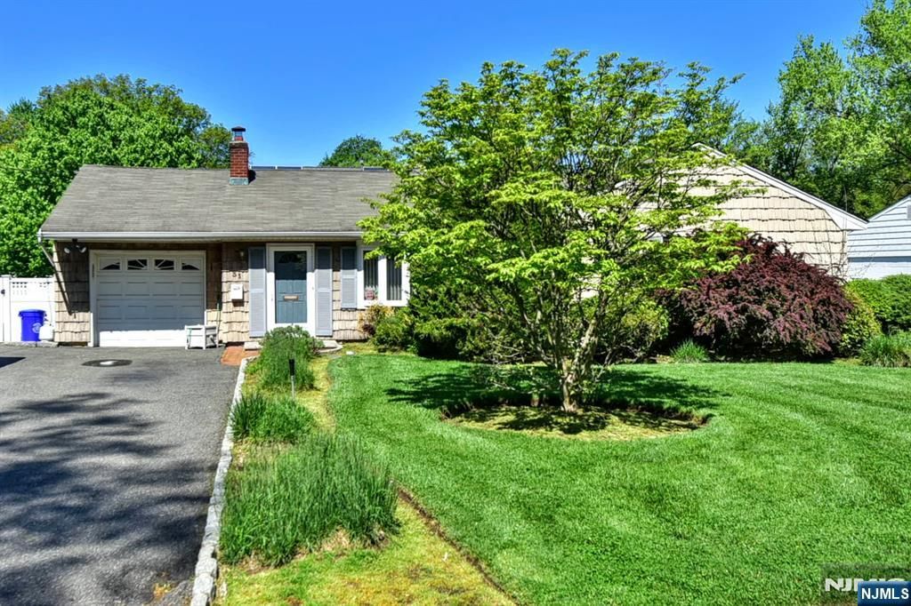 Photo of 31 Susan Avenue, Midland Park, NJ 07432 (MLS # 26013004)