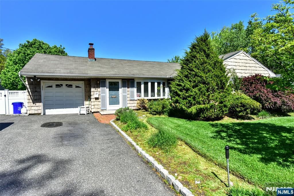 Photo of 31 Susan Avenue, Midland Park, NJ 07432 (MLS # 26013004)