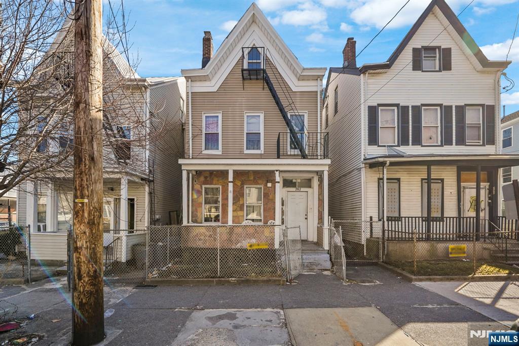 282 Hamilton Avenue, Paterson, New Jersey - 5 Bedrooms  
3 Bathrooms  
10 Rooms - 
