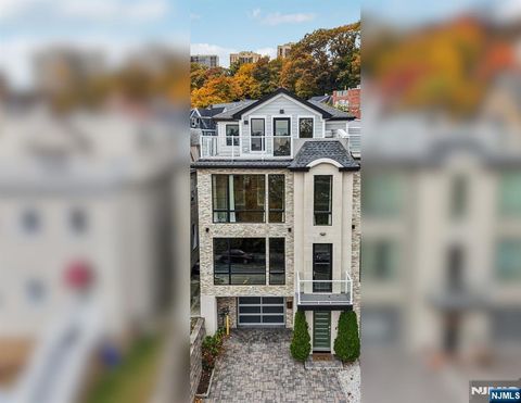 Photo of 26 Hudson Terrace, Edgewater, NJ 07020 (MLS # 25039307)