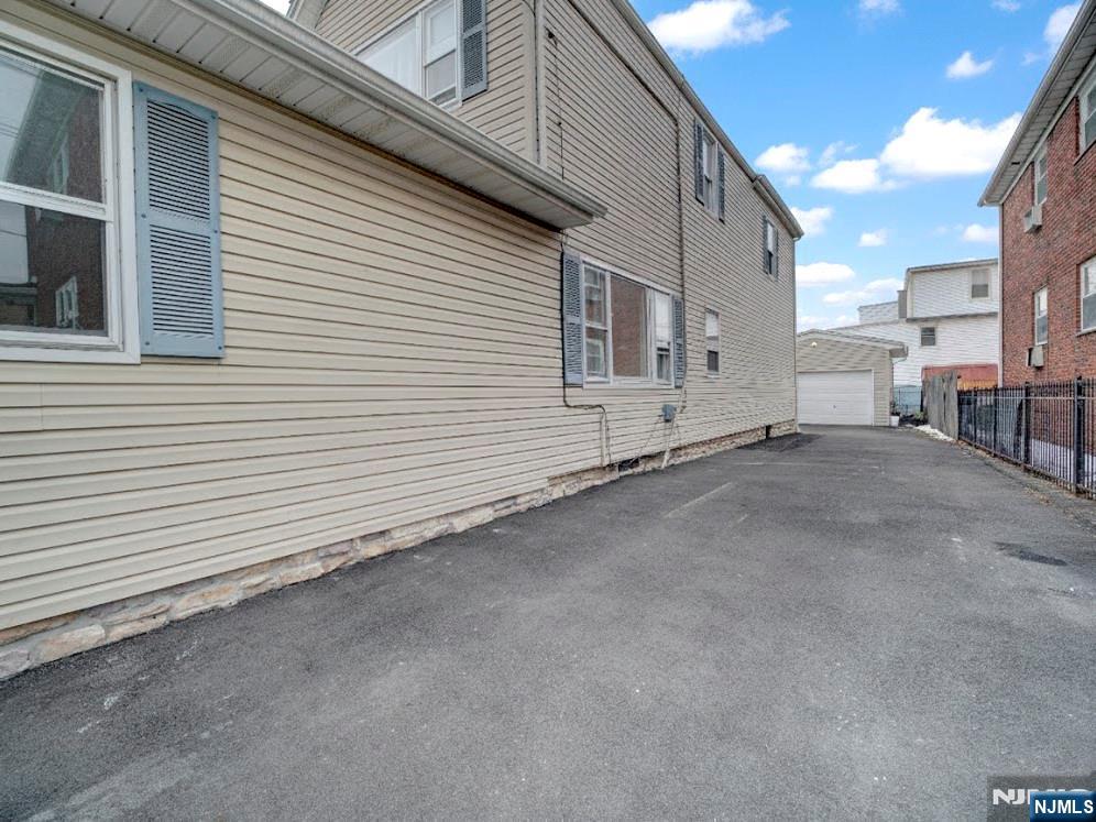 27 Honiss Street
