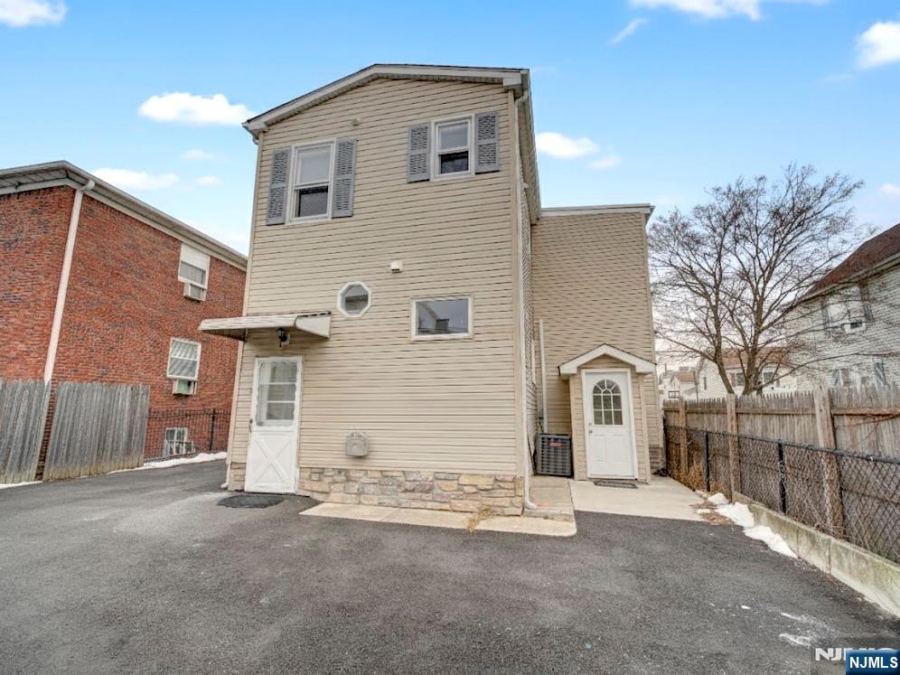 27 Honiss Street